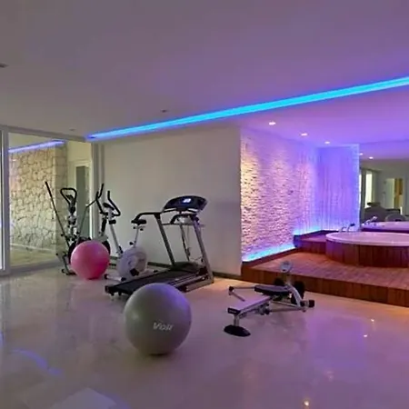 Sleeps 10 Pool Air Con Wifi 칼칸