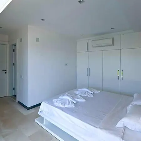 Sleeps 10 Pool Air Con Wifi