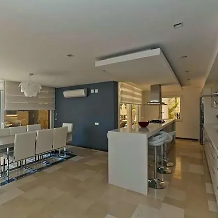 Sleeps 10 Pool Air Con Wifi 칼칸